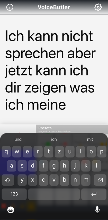 Schreibtafel: Der getippte Satz „Ich kann nicht sprechen aber jetzt kann ich dir zeigen was ich meine“ steht in großer Schrift über der Tastatur.